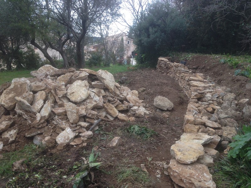 pierres de restanque servant à la reconstruction d' un muret en pierres séches sur toulon